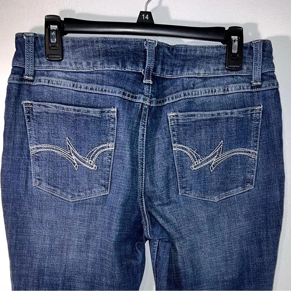 Wrangler, 11/32, medium wash, midrise bootcut, relaxed fit, 5pocket, zip denim - Picture 4 of 7